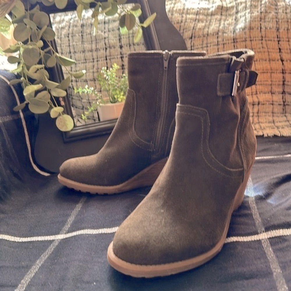 🌟CARLOS BY CARLOS SANTANA Suede Brown Wedge Ankle Boots, Sz.10 🍁❄️